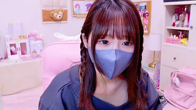 Yui-Ch online show from December 6, 2024, 1:11 pm