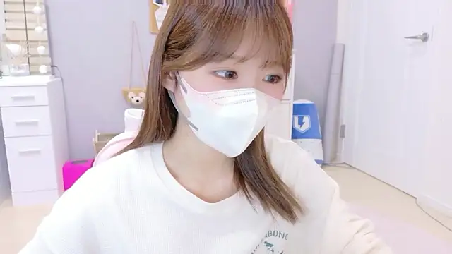 Yui-Ch online show from October 6, 2025, 1:08 pm