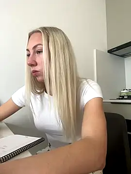 LuisaBecker online show from December 5, 2024, 10:23 am