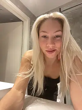 LuisaBecker online show from December 11, 2024, 2:00 pm