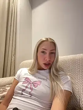 LuisaBecker online show from December 12, 2024, 2:44 pm