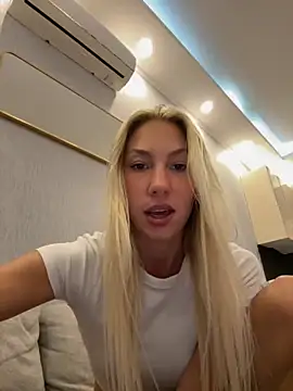 LuisaBecker online show from October 2, 2025, 3:52 pm