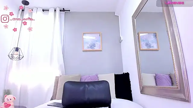  AlejaCruz  online show from April 10, 2026, 6:01 pm