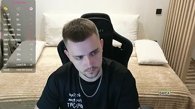 Larstar01 online show from June 3, 2026, 9:42 pm