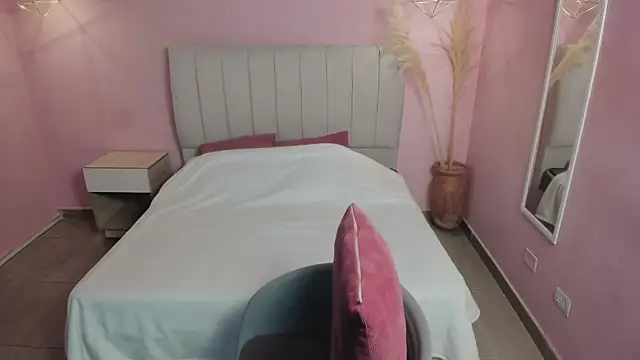 tiffani  love online show from January 17, 2025, 12:31 pm