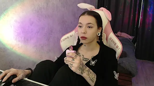 naughty dakota online show from February 2, 2026, 12:37 pm