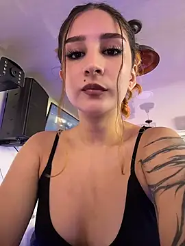 Snapshot of Mon_Cherry chatting on April 23, 2026, 2:02 am Mon Cherry online show from April 23, 2026, 2:02 am