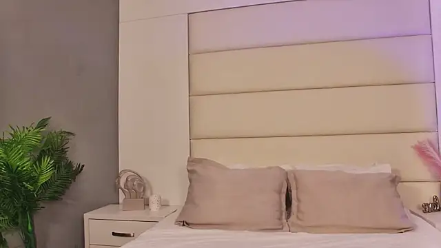 LunaWills  online show from September 15, 2025, 4:23 am