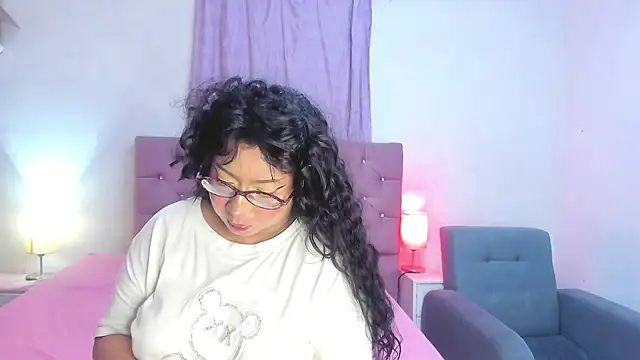 Snapshot of Latinabombsheell chatting on June 12, 2026, 6:40 pm Latinabombsheell online show from June 12, 2026, 6:40 pm