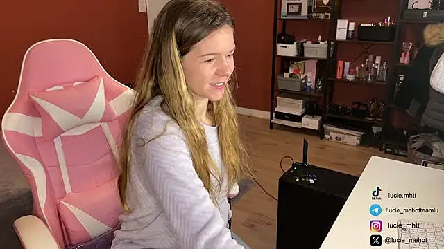 Snapshot of lucie_mehott chatting on December 10, 2024, 8:51 am lucie mehott online show from December 10, 2024, 8:51 am