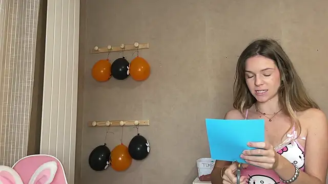 Snapshot of lucie_mehott chatting on October 19, 2025, 8:48 am lucie mehott online show from October 19, 2025, 8:48 am