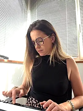 Snapshot of lucie_mehott chatting on April 27, 2026, 8:45 am lucie mehott online show from April 27, 2026, 8:45 am