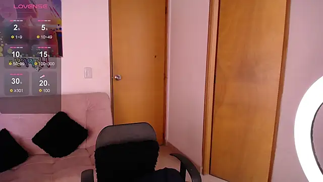 Snapshot of Emii_Sweet chatting on May 3, 2026, 1:06 pm Emii Sweet online show from May 3, 2026, 1:06 pm