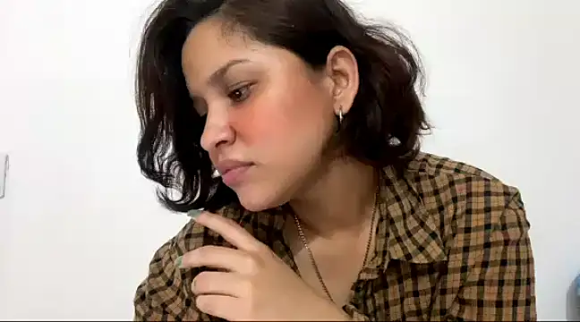 Annie Catt  online show from January 3, 2025, 8:32 pm