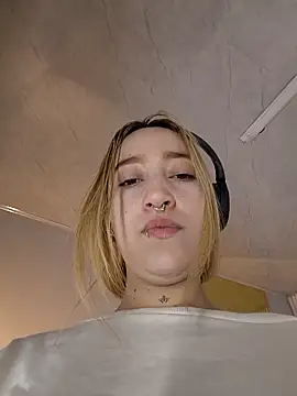 MollyCruz online show from December 19, 2025, 10:33 am