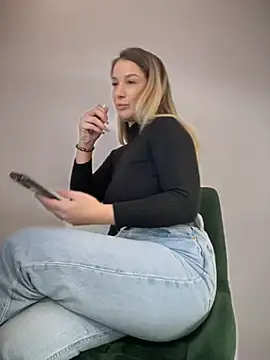 HotXMom online show from January 27, 2025, 7:35 am