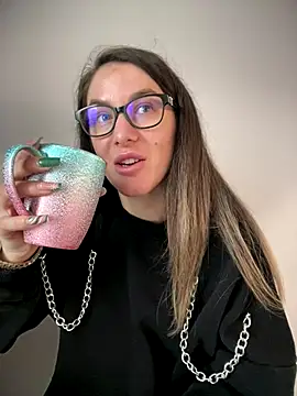 Snapshot of HotXMom chatting on January 8, 2026, 7:43 am HotXMom online show from January 8, 2026, 7:43 am