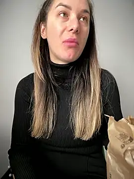 Snapshot of HotXMom chatting on January 14, 2026, 7:58 am HotXMom online show from January 14, 2026, 7:58 am