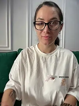 Snapshot of HotXMom chatting on March 4, 2026, 7:25 am HotXMom online show from March 4, 2026, 7:25 am