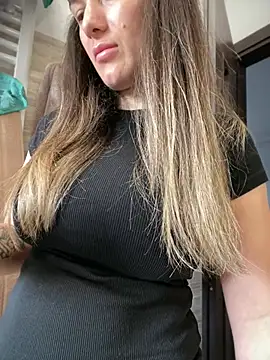 HotXMom online show from April 23, 2026, 6:25 am