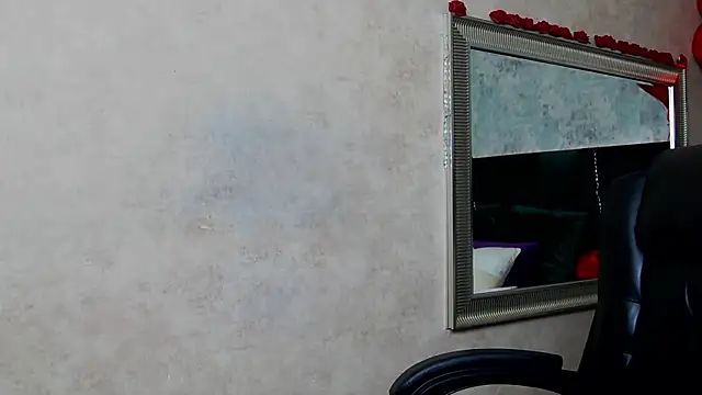 NicolleReyn online show from March 17, 2026, 6:33 pm