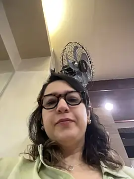 Snapshot of amooraaamoon chatting on July 6, 2026, 2:14 pm amooraaamoon online show from July 6, 2026, 2:14 pm