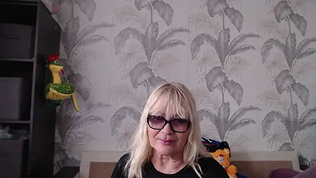 CamDiva113 online show from March 21, 2025, 1:01 pm