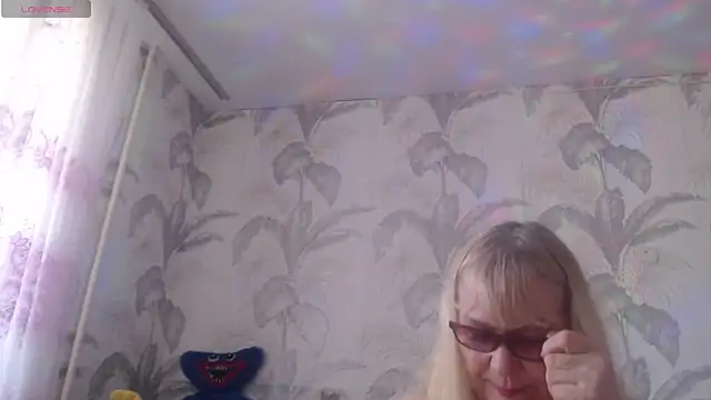 CamDiva113 online show from April 17, 2026, 10:51 am