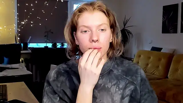 StellaDavis online show from February 13, 2025, 1:37 pm