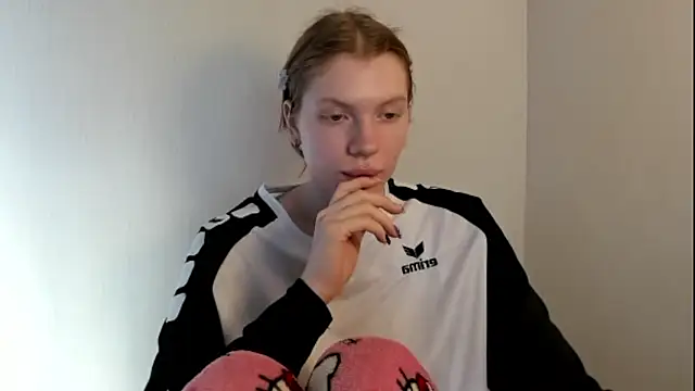 StellaDavis online show from November 3, 2025, 9:43 am