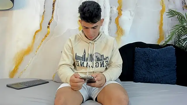 andrew rose  online show from October 6, 2025, 4:04 pm