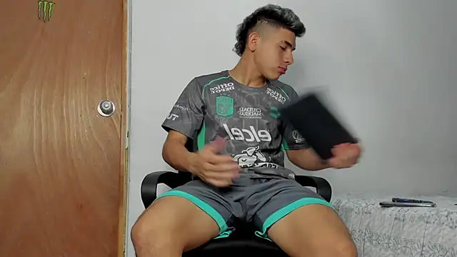 andrew rose  online show from February 5, 2026, 6:34 pm