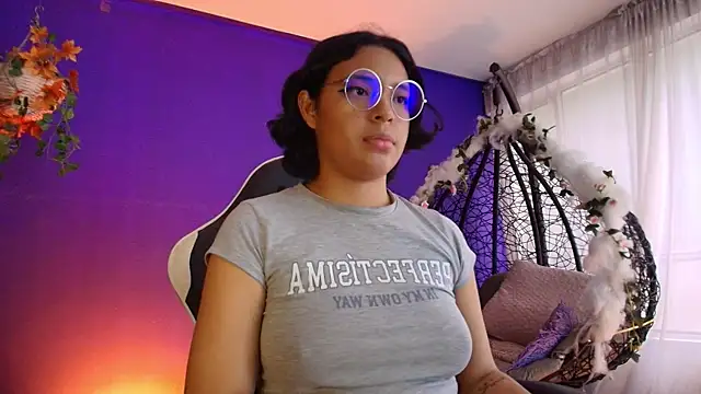 Emmapark  online show from April 21, 2026, 6:34 pm