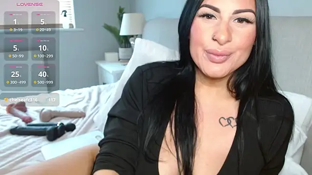 Layla UK online show from October 15, 2025, 11:10 am