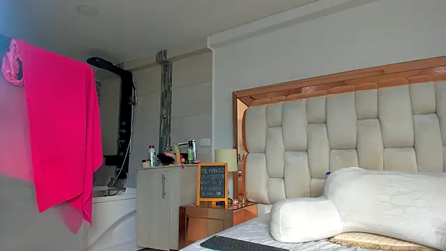 emilyparkerr01 online show from February 18, 2025, 9:42 pm