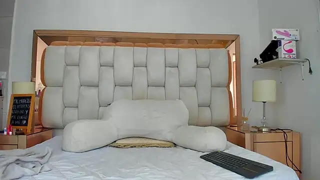 emilyparkerr01 online show from March 13, 2025, 4:12 pm