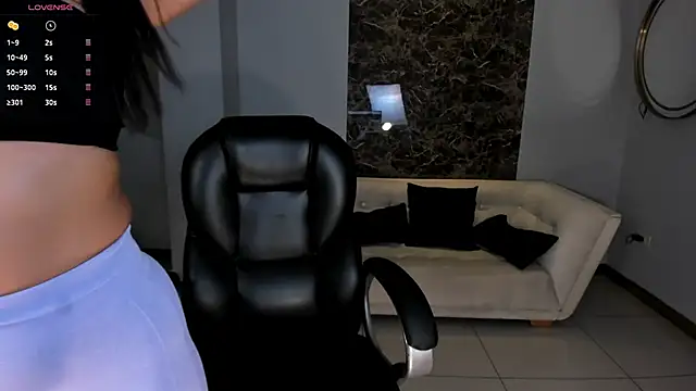 CharlotteCox  online show from January 13, 2025, 10:47 am