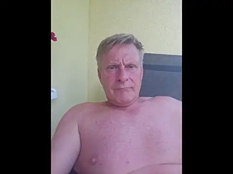 johnnym1 online show from June 25, 2026, 2:32 pm