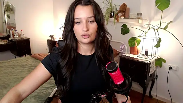 Snapshot of Lenas_Room chatting on May 25, 2026, 5:57 am Lenas Room online show from May 25, 2026, 5:57 am