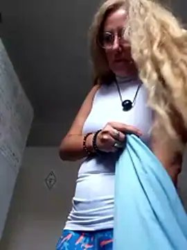 Snapshot of MILEIDE980 chatting on February 23, 2026, 10:01 am MILEIDE980 online show from February 23, 2026, 10:01 am