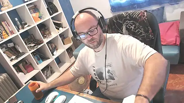 ravingr4d4 online show from September 17, 2025, 1:35 pm