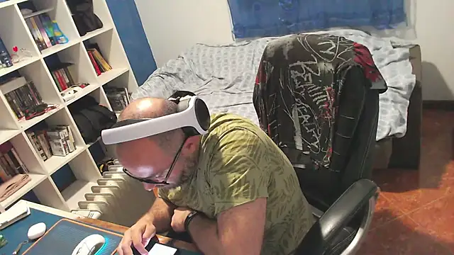 ravingr4d4 online show from April 21, 2026, 9:50 pm