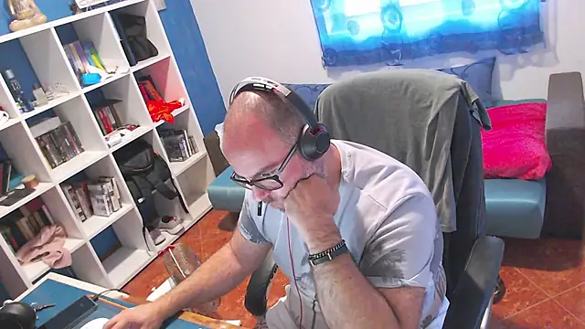 ravingr4d4 online show from June 3, 2026, 8:06 am