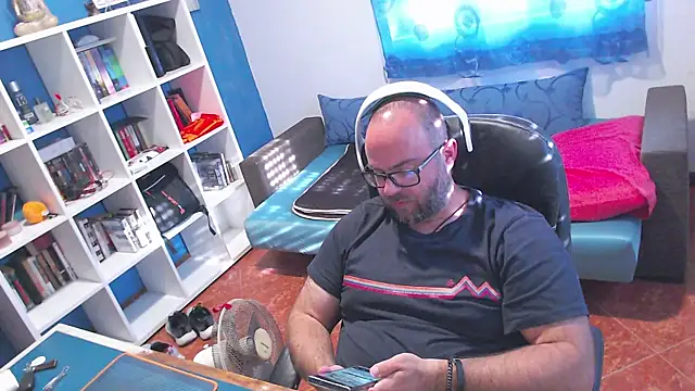 ravingr4d4 online show from June 7, 2026, 5:49 pm