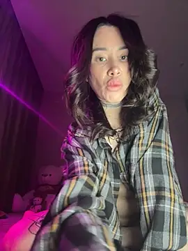 Yunasi online show from November 12, 2025, 1:33 pm