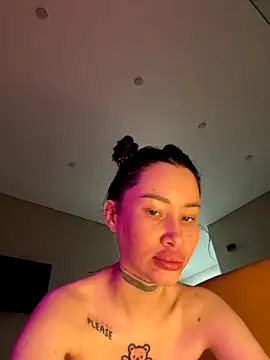 Yunasi online show from November 14, 2025, 2:27 pm