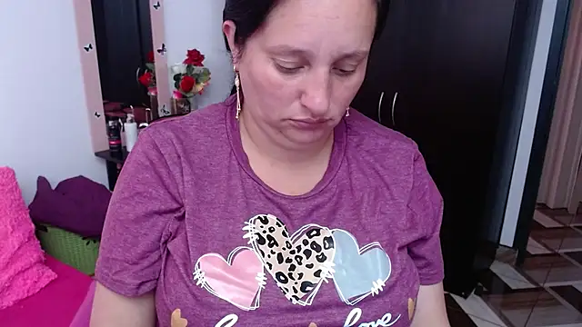 CristialJones  online show from October 6, 2025, 2:47 pm