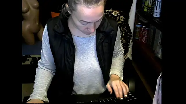 wLESLYMOSw online show from December 2, 2025, 9:03 am