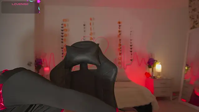 EmmaSanzz  online show from October 19, 2025, 11:44 am