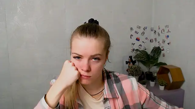 AliceFlirtt  online show from November 25, 2025, 8:14 am